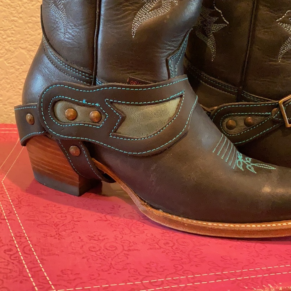 Reyme Boot - Authentic Leather - gently worn - still smells of leather! Size 9 - Picture 4 of 15